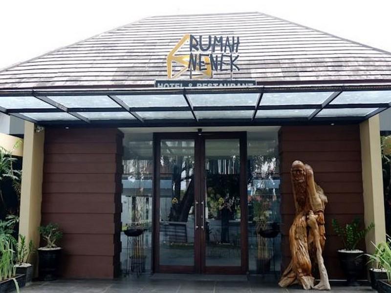 Rumah Nenek Hotel And Restaurant Padang  Exterior photo