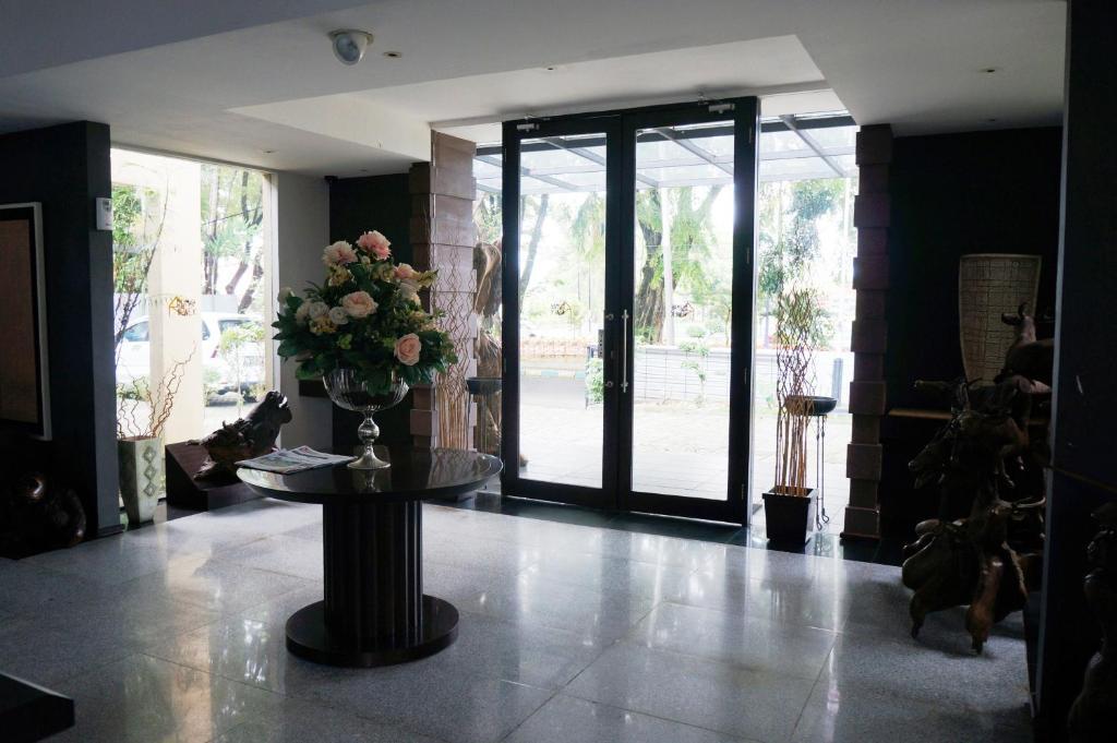 Rumah Nenek Hotel And Restaurant Padang  Exterior photo