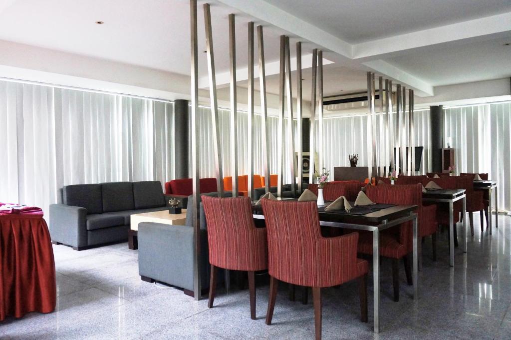 Rumah Nenek Hotel And Restaurant Padang  Exterior photo