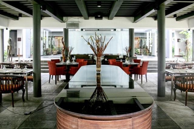 Rumah Nenek Hotel And Restaurant Padang  Exterior photo